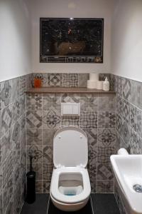 ein Bad mit einem WC und einem Waschbecken in der Unterkunft logement entier au calme in Étercy