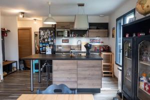 una cocina con una gran isla en una habitación en logement entier au calme en Étercy