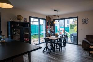 sala de estar con mesa de comedor y sillas en logement entier au calme en Étercy