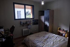 logement entier au calme في Étercy: غرفة نوم بسرير ونافذة