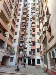 un edificio de apartamentos con balcones en un lateral en فاكانزا شقة فندقية مفروشة- vacanze en Fayoum Center