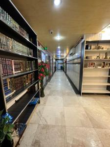 a aisle of a store with shelves of books at فندق المقام الراقي للشقق والغرف المفروشة in Makkah
