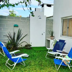twee stoelen in het gras in een tuin bij El Zohar 4 pax in Federación