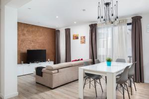 een woonkamer met een bank en een tafel bij Luxury Msida Circle Suites in Msida