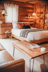 史蒂文森的住宿－Wilder and Pine Riverside Cabins，小木屋内一间卧室,配有一张床