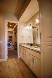uma casa de banho com um lavatório e um espelho grande em Coral Ridge 4266 Desert Retreat em Washington