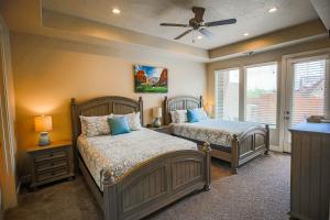 a bedroom with two beds and a ceiling fan at Coral Ridge 4266 Desert Retreat in Washington +34 photos