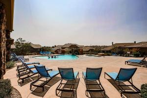 a group of chairs sitting around a swimming pool at Coral Ridge 4266 Desert Retreat in Washington