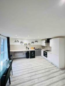 Kitchen o kitchenette sa Lovely Modern 2 Bed Flat /w parking, close to town