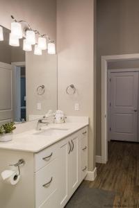uma casa de banho com um lavatório e um espelho grande em S404-The Penthouse-Fourth Floor 3-bedroom Pool View em St. George