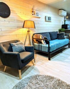 - un salon avec un canapé et une chaise dans l'établissement Appartement Lila, à Carcassonne