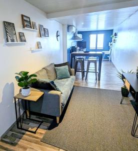 ein Wohnzimmer mit einem Sofa und einem Tisch in der Unterkunft Appartement Lila in Carcassonne