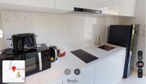 eine Küche mit einer Mikrowelle und einer Arbeitsplatte in der Unterkunft CYAN Resort Kamala Beach Apartments Condominiums in Kamala Beach