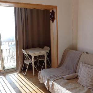 a room with a bed and a table and a window at Empuriabrava Vue Mer in Empuriabrava