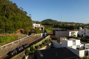 una vista aérea de una ciudad con coches aparcados en una pared en Dark Studio en São Roque