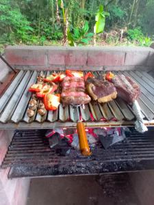 - un grill avec de la viande et d'autres aliments dans l'établissement Wandari Lodge, à Quince Mil