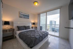 Кровать или кровати в номере LUXURY 3 Bedrooms BRICKELL BAY APARTMENT +32 фотографии