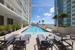 Бассейн в LUXURY 3 Bedrooms BRICKELL BAY APARTMENT или поблизости