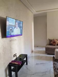 un soggiorno con TV a schermo piatto a parete di Luxury Apartment a Fes