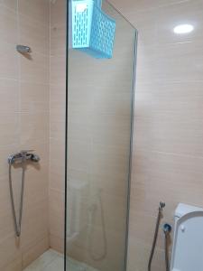 doccia con porta in vetro e servizi igienici di Luxury Apartment a Fes