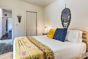 - une chambre avec un lit et une couverture colorée dans l'établissement Old Fort Retreat, Direct Access to Mill Creek, à Old Fort