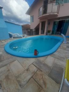 una gran piscina azul frente a una casa en Casa, en São Gabriel