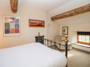 um quarto com uma cama e uma lareira em The Old Robin Hood em Holmesfield