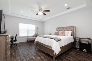 1 dormitorio con 1 cama y ventilador de techo en 1 Story-4BR/5Beds/2.5BA Lackland-Missions-Downtown en San Antonio