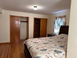 1 dormitorio con 1 cama y suelo de madera en J1 Pleasant Room near Rutgers U, hospitals en New Brunswick