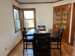 comedor con mesa de madera y sillas en J1 Pleasant Room near Rutgers U, hospitals, en New Brunswick