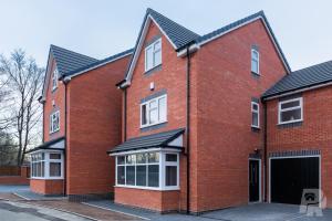 un edificio de ladrillo rojo con garaje en Birmingham Estate - Contractor & Group Accommodation - Secure Parking, en Birmingham