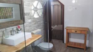 y baño con lavabo, aseo y espejo. en CANTINHO DO SOSSEGO, en Campos do Jordão