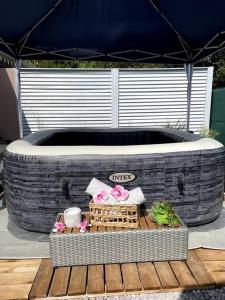 a large tire with a table in front of it at Kay Sandra à 2 mn du CHU in Saint-Joseph