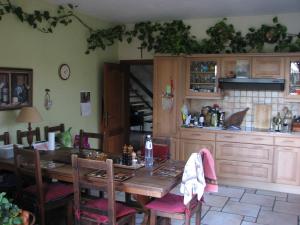 a dining room with a table and a kitchen at Prince d'Orange Bed & Breakfast in Braine-lʼAlleud