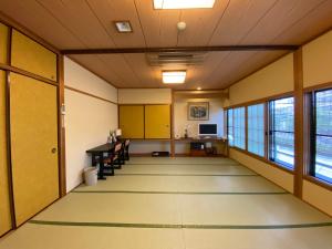 Stolní tenis v ubytování Ryokan Sawaya Honten nebo okolí