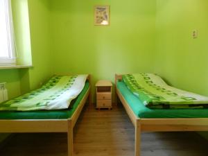 Łóżko lub łóżka w pokoju w obiekcie Pokoje Gościnne Przystań KAJA w Sobieskach nad Wkrą