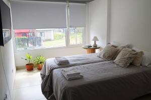1 dormitorio con 1 cama grande y ventana en Casa Susa en Ushuaia