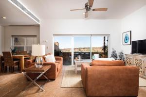 uma sala de estar com dois sofás e uma mesa em LC 1A- Beach Club & Housekeeping included - Golf Cart em La Paz