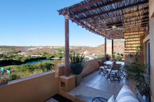 un patio con tavolo e sedie sul balcone. di LC 1A- Beach Club & Housekeeping included - Golf Cart a La Paz