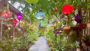 un invernadero lleno de plantas y faroles coloridos en Canary Bungalow en Phu Quoc