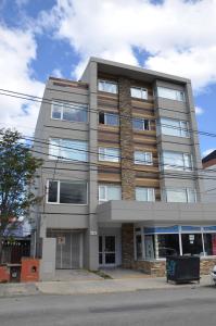 un edificio de apartamentos en la esquina de una calle en Casa Susa en Ushuaia