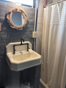 een badkamer met een wastafel en een spiegel bij Hermosa Casa en Paso de la Patria in Paso de la Patria