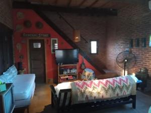 een woonkamer met een bank en een tv bij Hermosa Casa en Paso de la Patria in Paso de la Patria