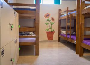 um quarto com beliches num hostel em Massambaba Hostel em Arraial do Cabo