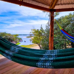una hamaca en una terraza con vistas al lago en Lodge Lake View, en Manaus
