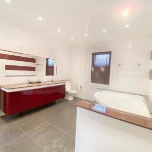Un baño con bañera, lavabo e inodoro. en Sunny3 villa Pattaya, en Ban Huai Yai