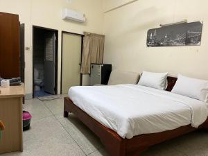 a bedroom with a large bed in a room at 104 Wanna Apartment in Pattaya Central