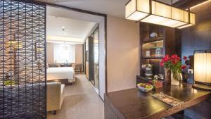 um quarto de hotel com uma cama e uma secretária em SSAW Boutique Hotel Hangzhou East em Hangzhou
