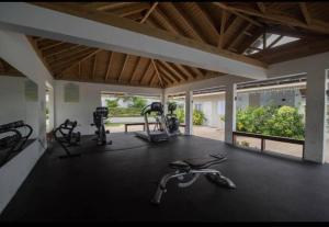 un gimnasio con cintas de correr y equipos de ejercicio en una habitación en House Of The Sun Vacation Home No 1, en Brissett Run