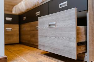 テムコにあるHotel La Casa Temucoのベッドルーム1室(木製キャビネット、二段ベッド1組付)